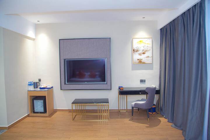 Room 33 of 62