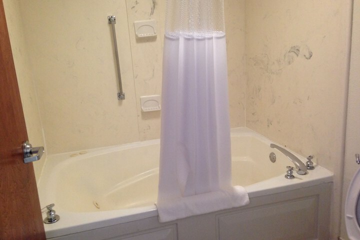 Jetted tub