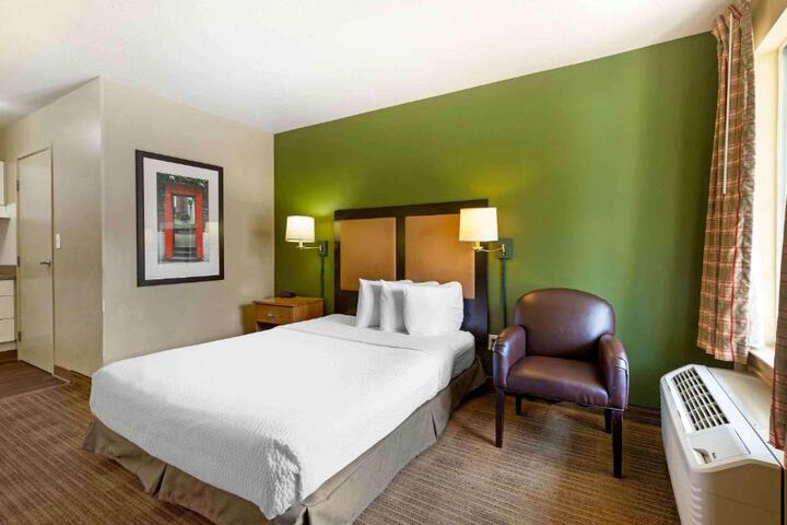 Studio Queen Bed (4 of 10)