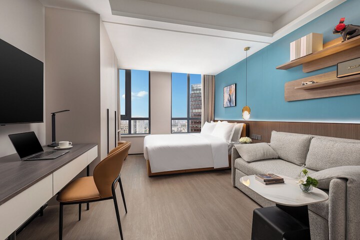 Room 4 of 16