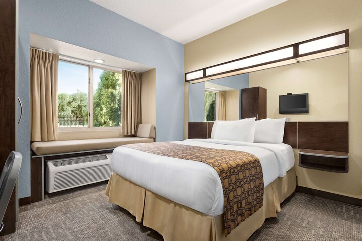 1 Queen Bed (24 of 27)