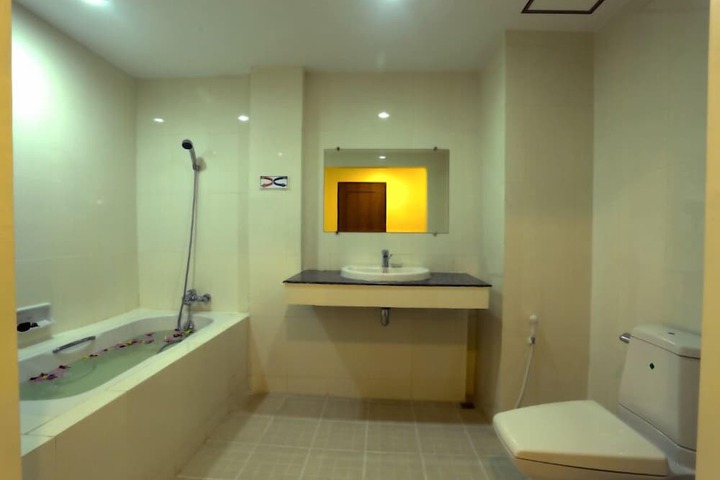 Room 12 of 28