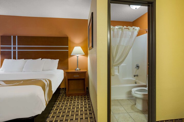 1 King Bed (8 of 8)