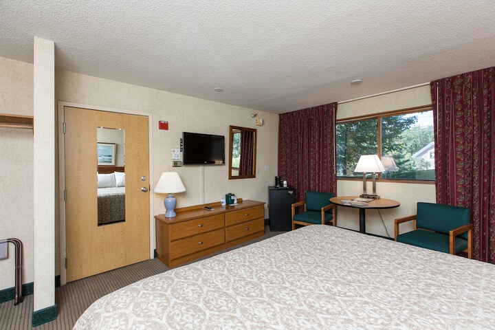 Deluxe King Bed Pet Friendly (1 of 9)
