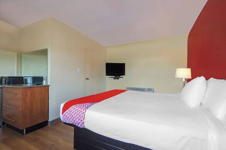 1 King Bed (7 of 11)