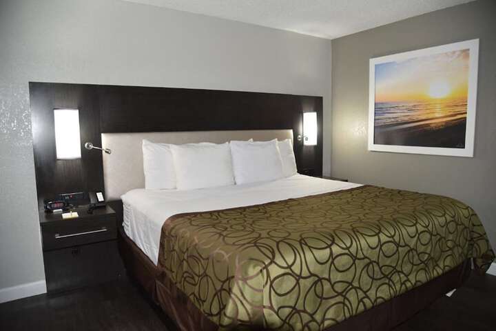 1 King Bed (10 of 10)