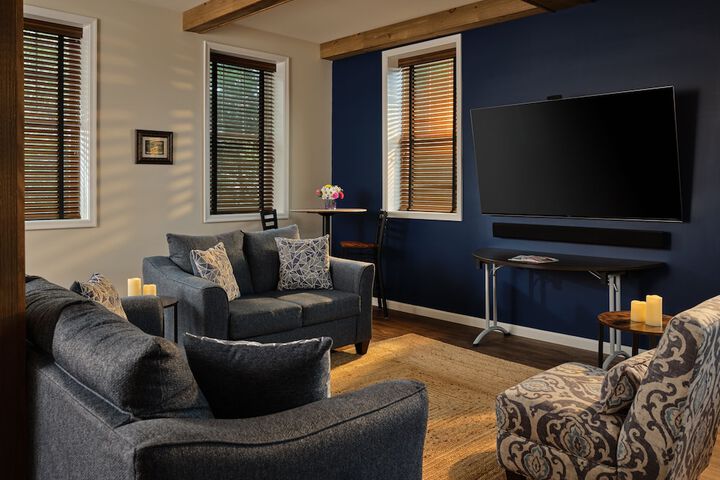 Lounge 36 of 41