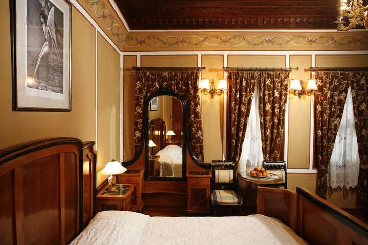 Room 16 of 79