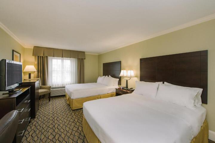 2 Queen Beds (7 of 19)