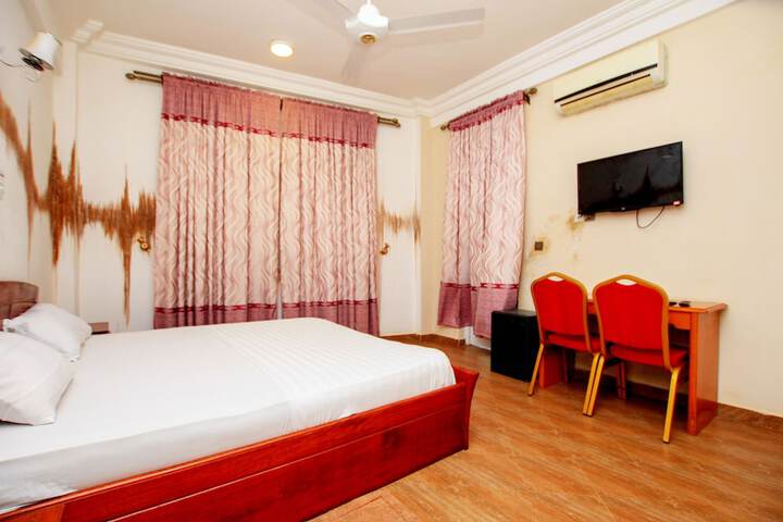 Room 8 of 28
