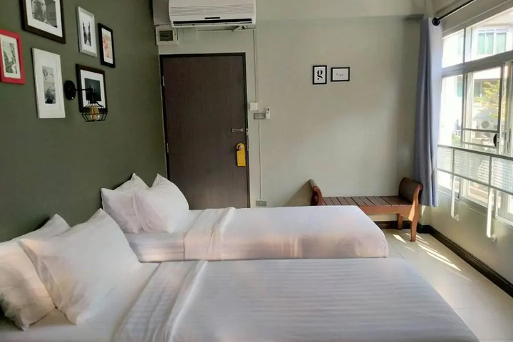 Room 6 of 18
