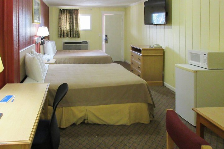2 Queen Beds (11 of 13)