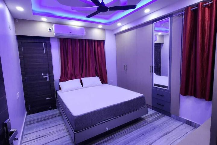 Room 6 of 12