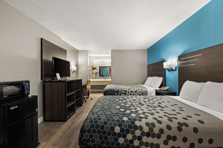 2 Double Beds (3 of 8)