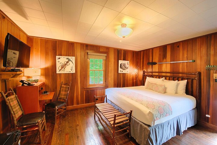 Room 27 of 243