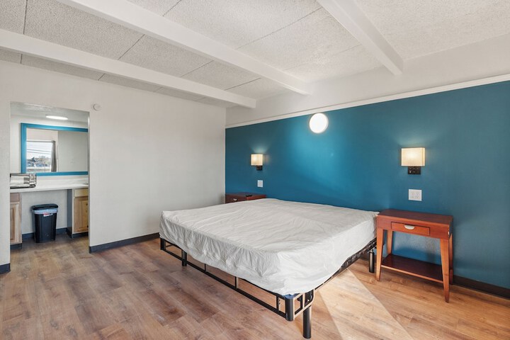 Room 4 of 25