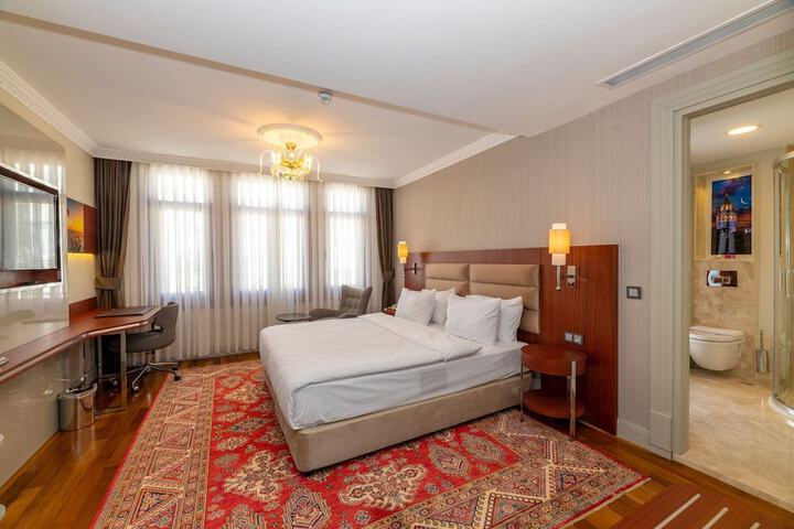 Room 16 of 102