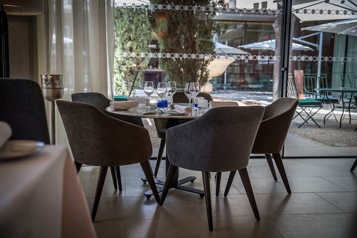 Dining 104 of 139