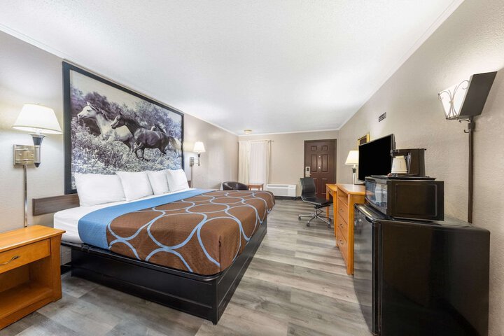 1 King Bed (9 of 21)