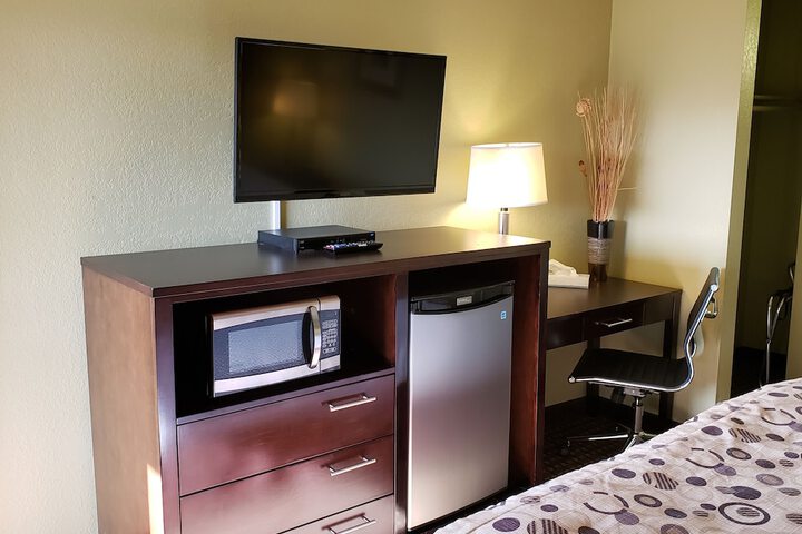 1 King Bed Flat Screen Television Microwave and Refrigerator High Speed Internet Accessible (1 of 7)