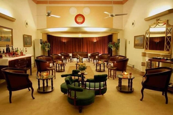 Lounge 12 of 20