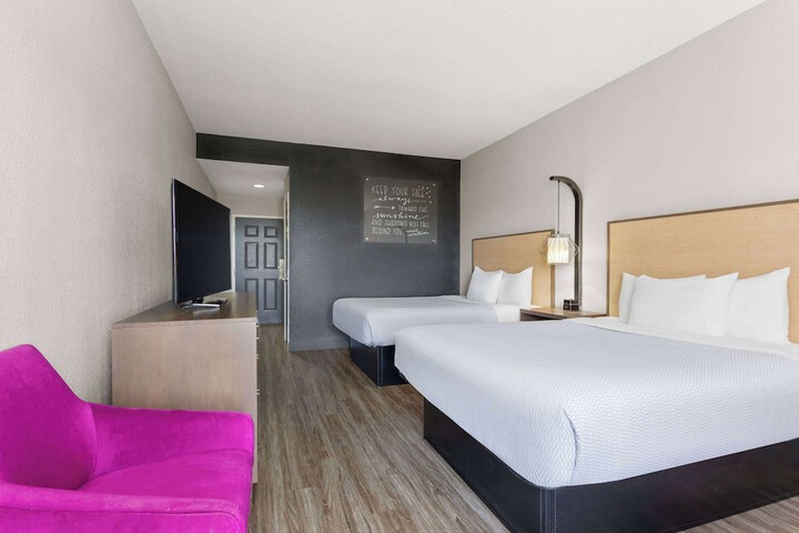 2 Queen Beds Mobility Hearing Impaired Accessible Room (6 of 6)