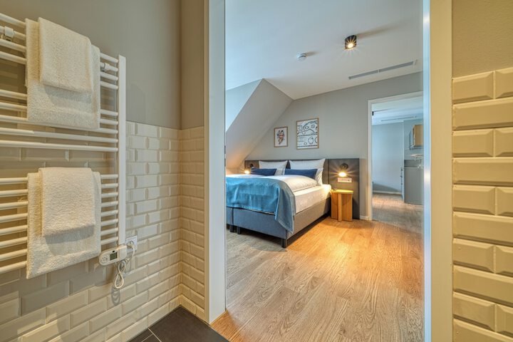 Room 9 of 32