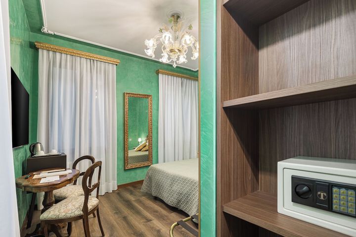 Room 43 of 59