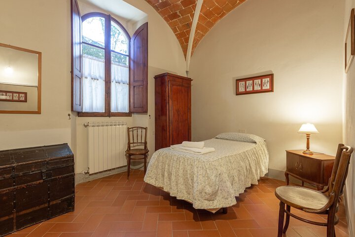Room 6 of 196