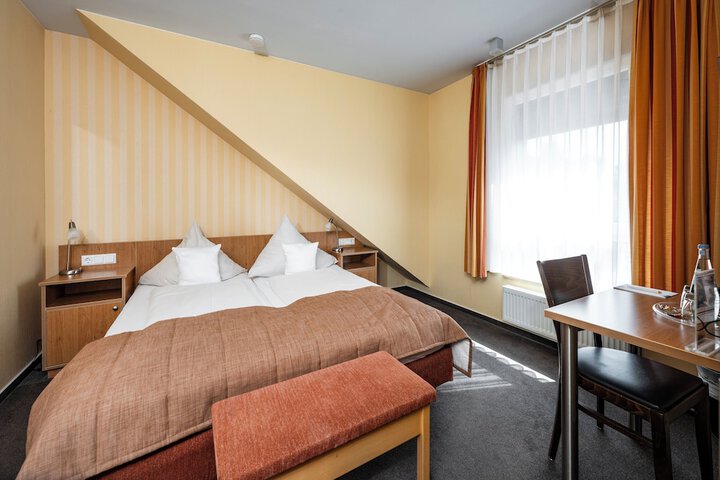 Room 10 of 34