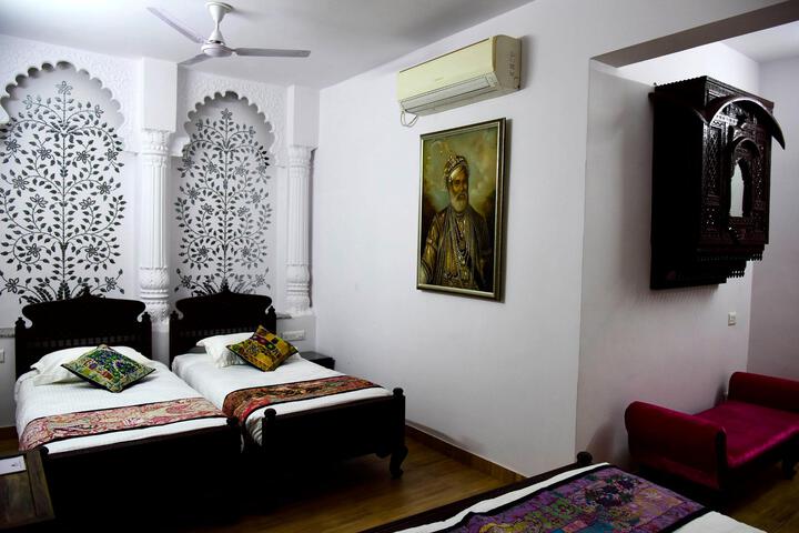Room 4 of 18