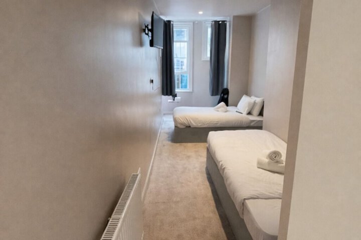 Room 32 of 85