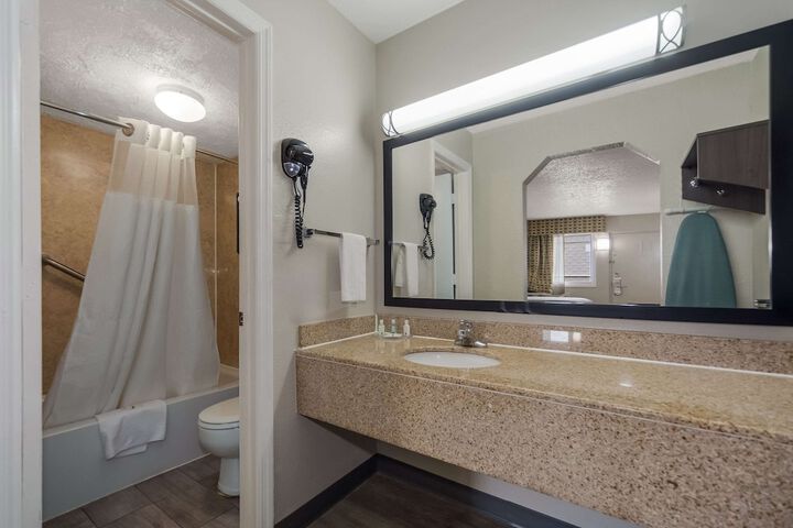 2 Double Beds (7 of 8)
