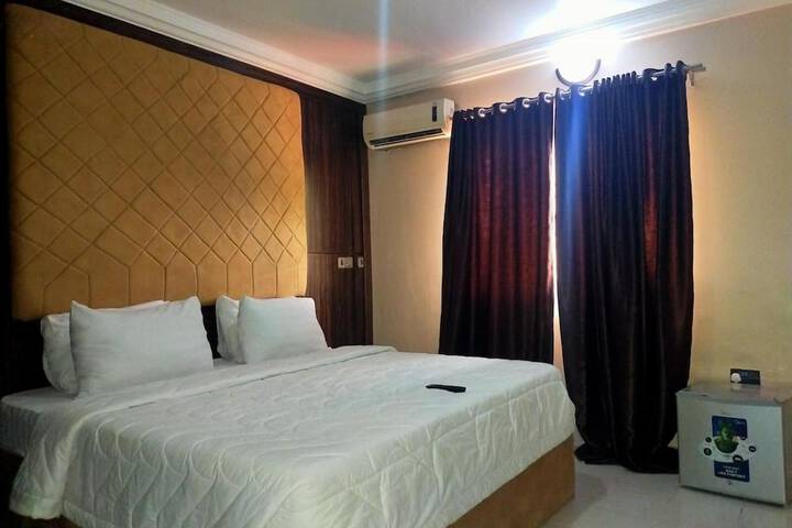 Room 17 of 34