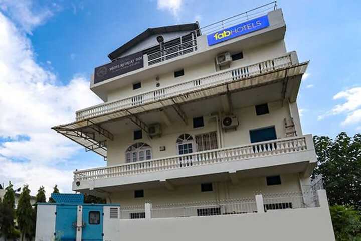 Fabhotel White Retreat Inn