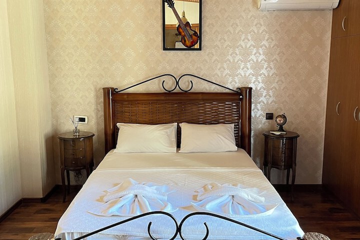 Room 8 of 80