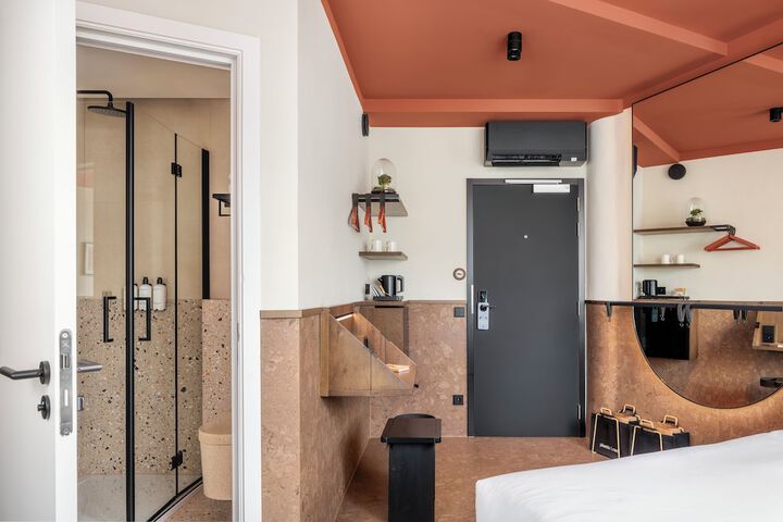 Room 3 of 48