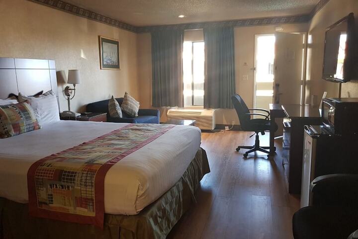 1 King Bed (3 of 14)