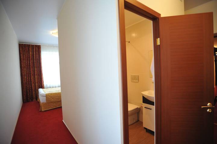 Room 12 of 27