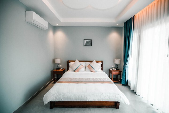 Room 6 of 63