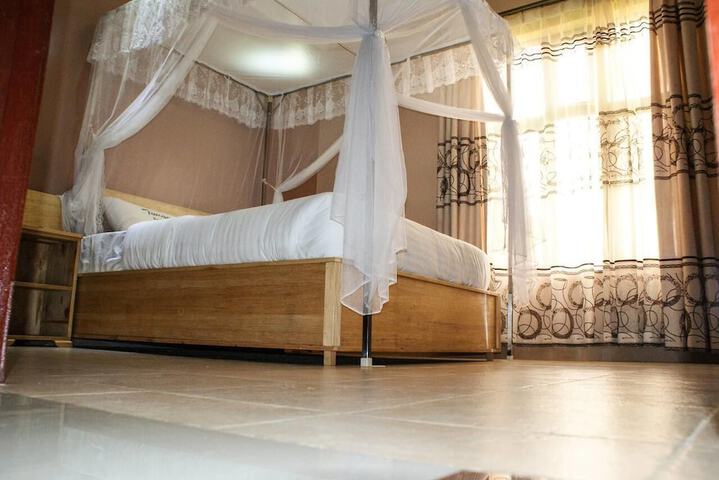 Room 4 of 12