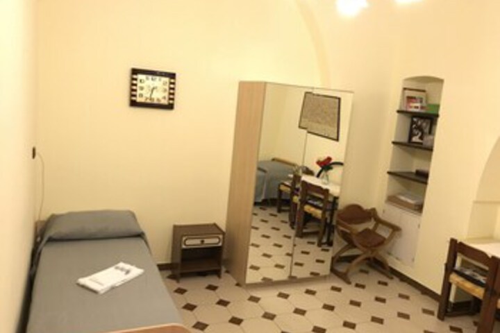 Room 17 of 27