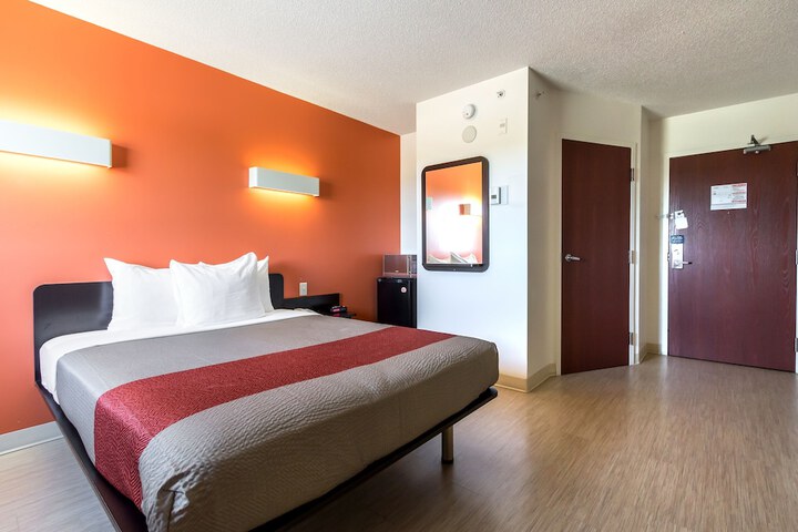 1 Queen Bed (20 of 48)