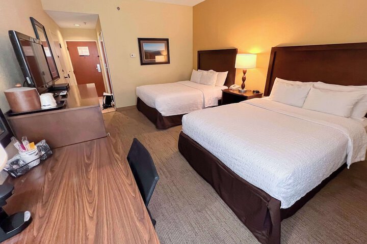 1 Queen Bed Accessible (16 of 18)