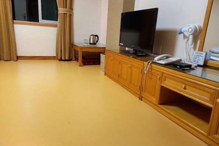 Room 5 of 11