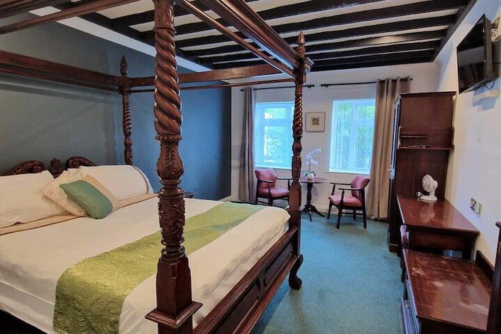Room 9 of 28