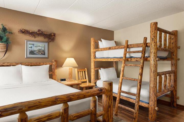 2 Queen Beds (10 of 16)