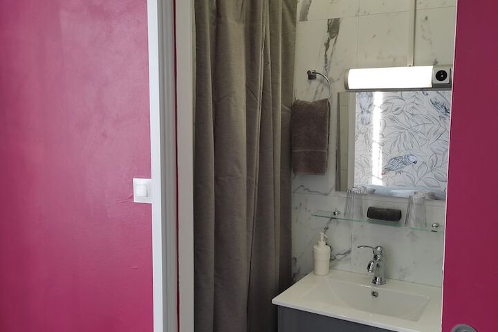 Room 4 of 75