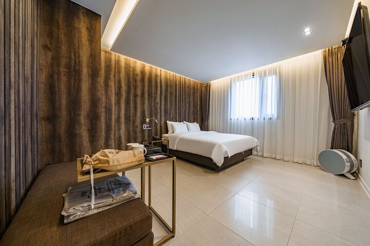 Room 102 of 141