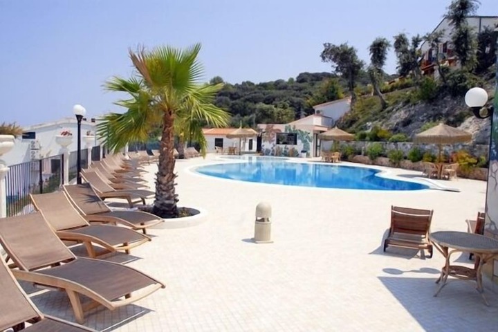 Hotel with Pool